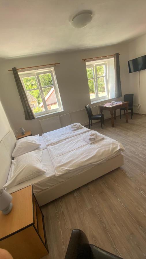 רוז'מברק נאד וויטאבו Rozmberk Inn מראה חיצוני תמונה
